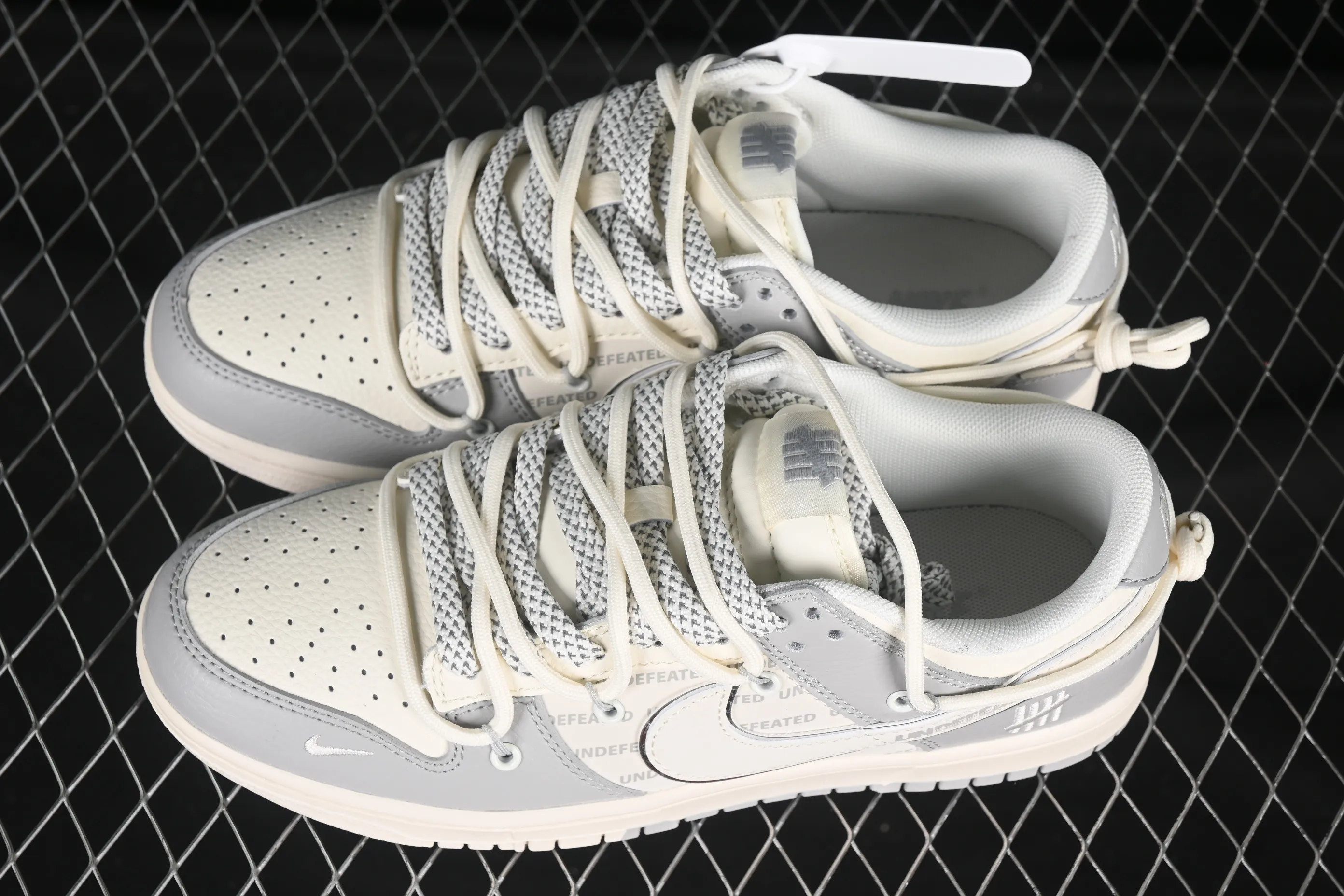 All categories Nk SB Dunk Series Nk SB Dunk Low High-end customized low-top sneakers Nike SB Dunk Low UN series Strap subtitles white hook Anniversary high-end customized low-top casual sneakers DM6868-079